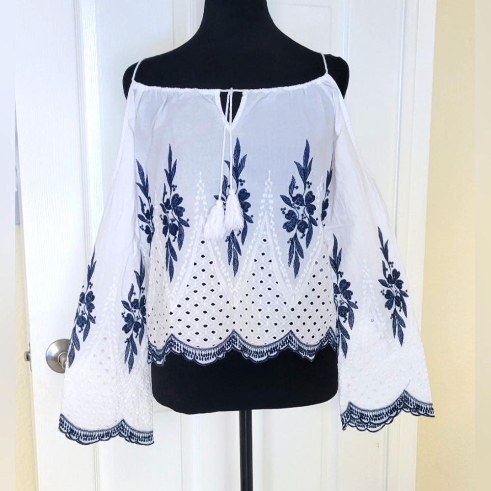 VENUS Cold Shoulder Top
